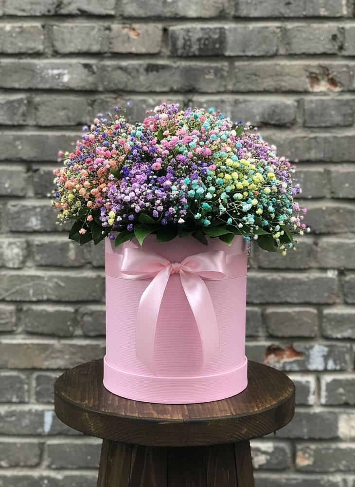 Цветочная композиция из Гипсофила и Розы в шляпной коробке в Шамхале