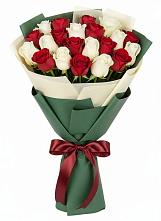 Букет Микс из красных и белых роз в Шамхале