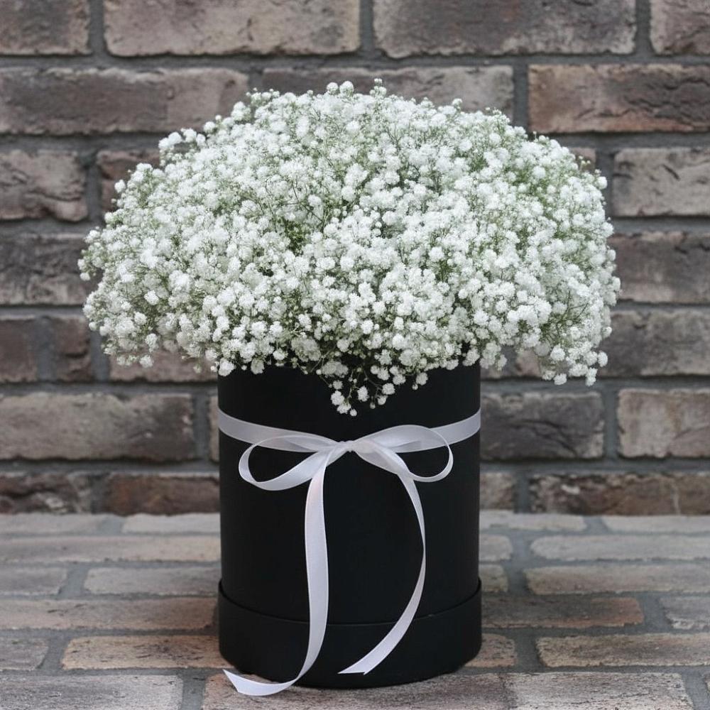 Цветочная композиция из Гипсофила в шляпной коробке в Шамхале