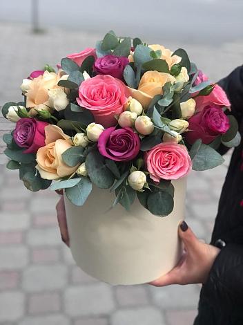 Цветочная композиция из Розы в шляпной коробке в Шамхале