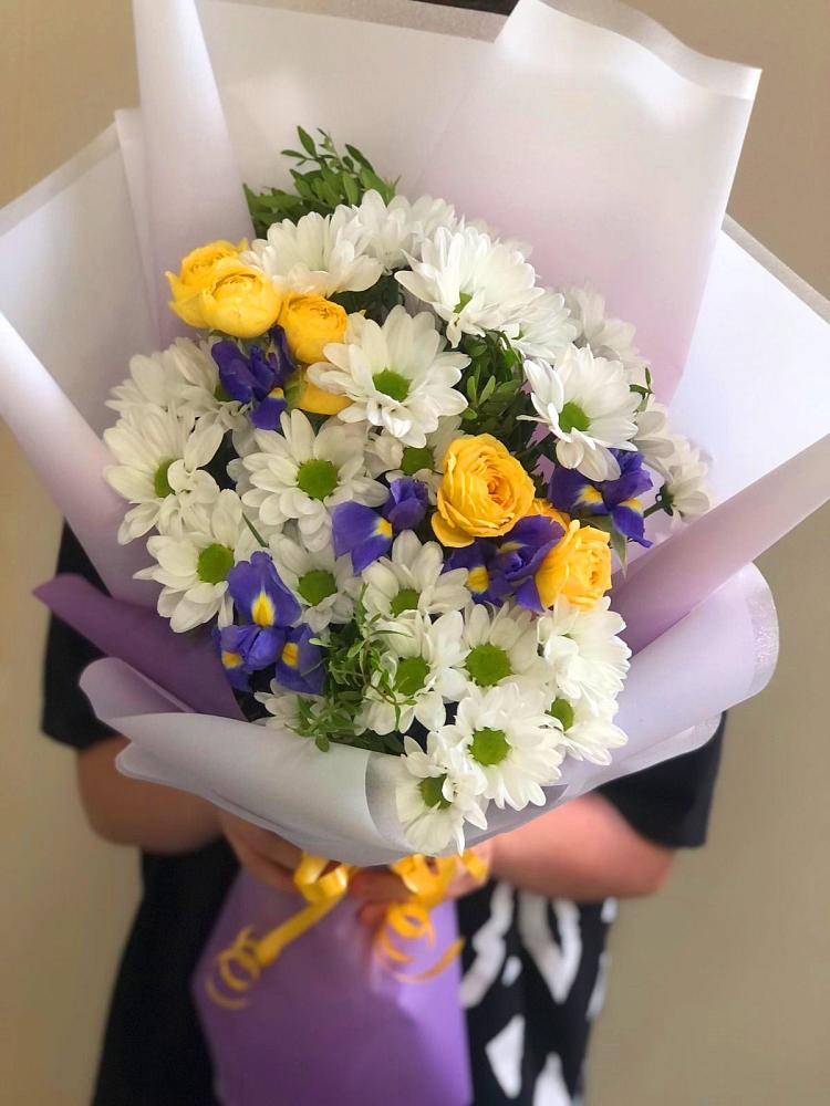 Букет цветов из: Ирисы, Хризантемы и Розы в Шамхале