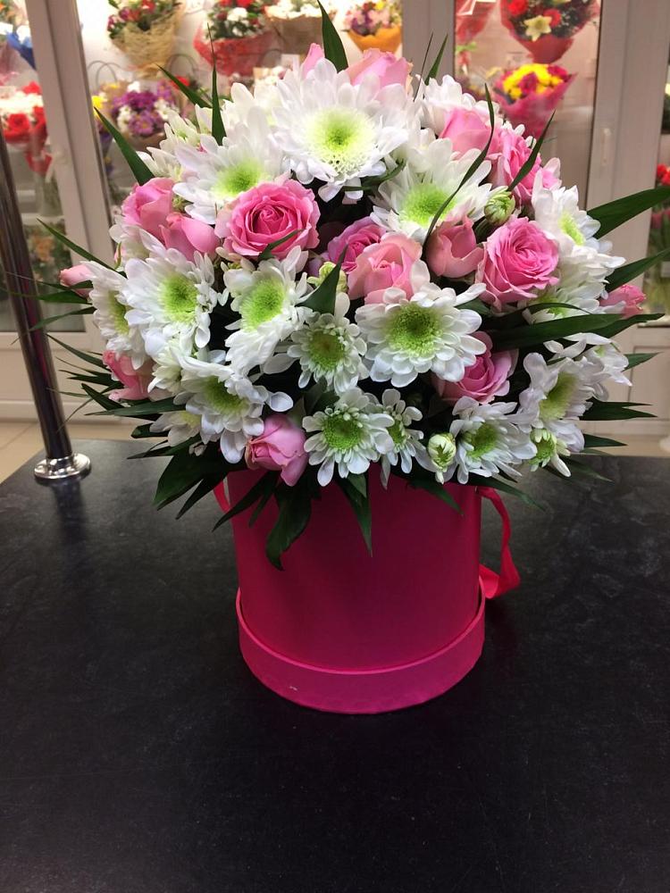 Цветочная композиция из Розы и Хризантемы в шляпной коробке в Шамхале