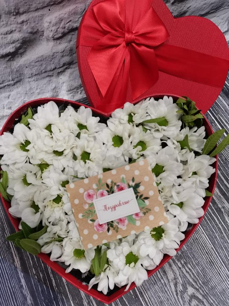 Цветочная композиция из Хризантемы в виде сердца в Шамхале