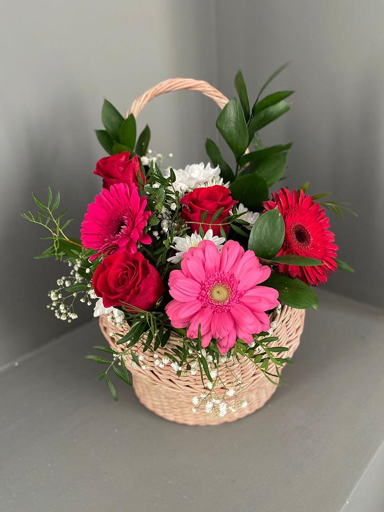 Цветочная композиция из Розы, Хризантемы и Герберы в корзине в Шамхале