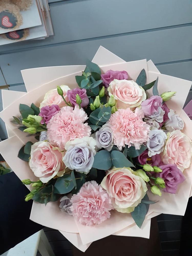 Букет цветов из: Розы, Гвоздики и Лизиантусы в Шамхале