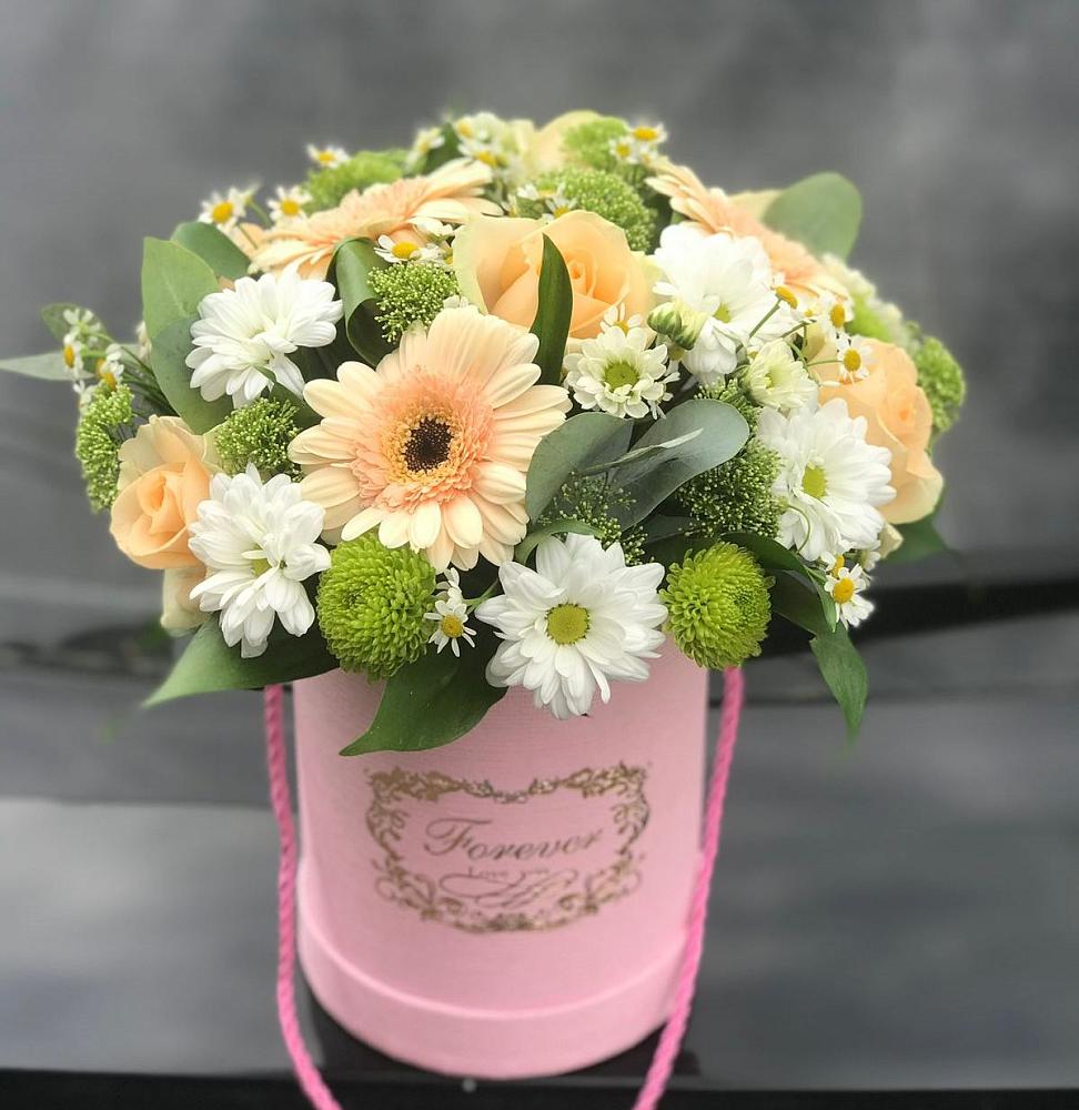 Цветочная композиция из Розы, Герберы и Хризантемы в шляпной коробке в Шамхале